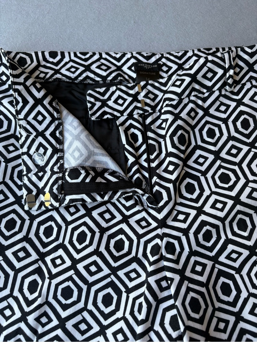 Ann Taylor Factory Geometric Black & White Cropped Signature Cotton Pants sz 14 - Picture 6 of 7